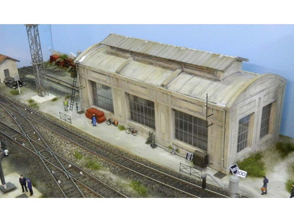 PN SUD MODELISME 8752 Remise béton pour locomotive avec suggestion de mise en situation