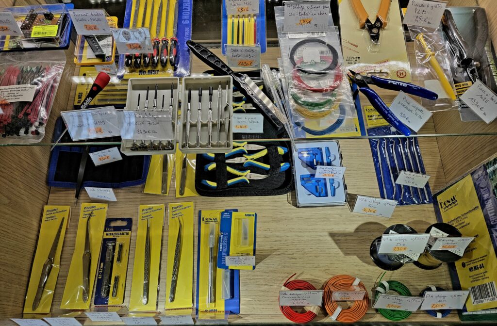 🚂✨ Amateurs de modélisme ferroviaire, préparez-vous à être comblés avec notre vaste sélection d'outils ! 🛠️