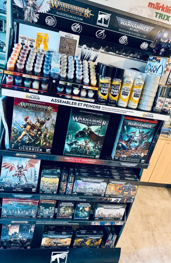 📢📦 Le premier stand Warhammer est arrivé chez UTM Modélisme Ferroviaire ! 🎉🔝