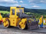 KIBRI-11558 Rouleau compresseur avec épandeur H0